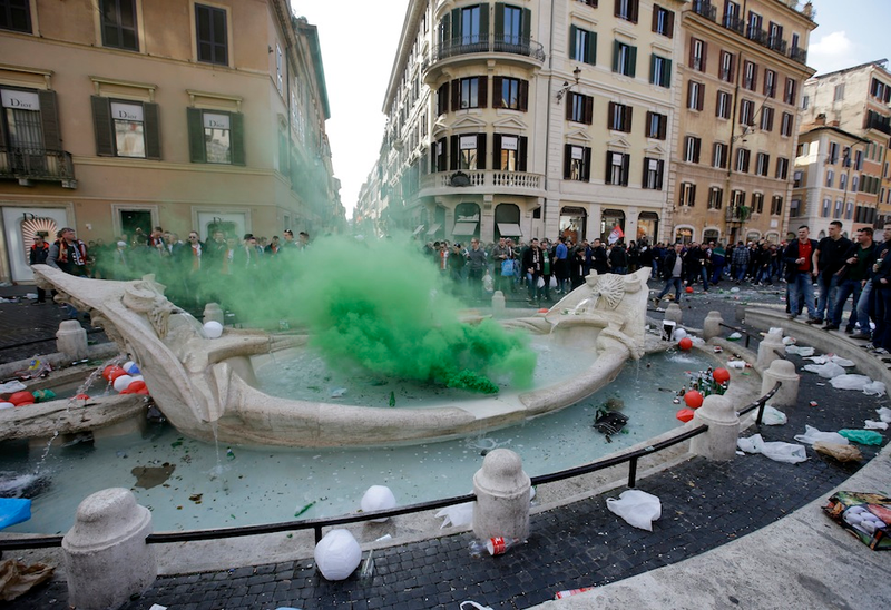 Illustration for article titled Dutch Soccer Hooligans Running Wild, Clashing With Riot Police In Rome